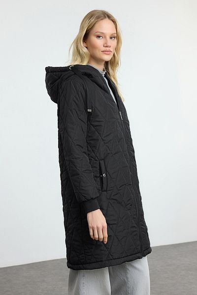 Trendyol Collection Černý prošívaný kabát s kapucí v pravidelném střihu Twoaw25Mo00309
