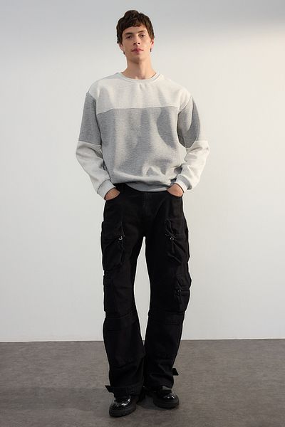 Trendyol Collection Grau meliertes, übergroßes/breit geschnittenes, farbblockiertes Basic-Sweatshirt mit Fleece-Innenseite TMNAW25SW00013