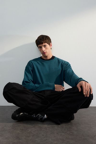 Trendyol Collection Petrol Premium-Sweatshirt mit Rundhalsausschnitt, Oversize/breiter Schnitt, Text-Stickerei, diagonal, TMNAW24SW00039