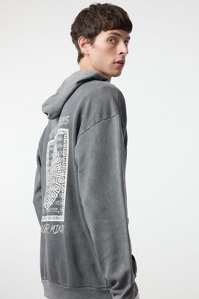 Trendyol Collection Anthrazitfarbenes Oversize/Schlag-Sweatshirt mit Text auf der Rückseite und bedrucktem Fade-Effekt ohne Schalldämpfer TMNAW25SW00043