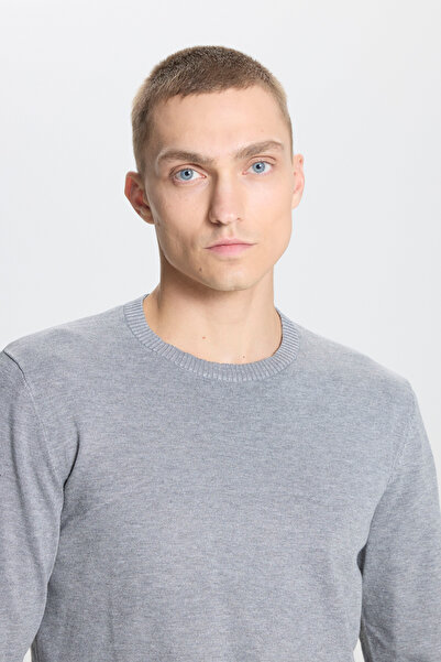 ALTINYILDIZ CLASSICS Pánsky sivý úpletový sveter Melange Crew Neck – štandardný strih