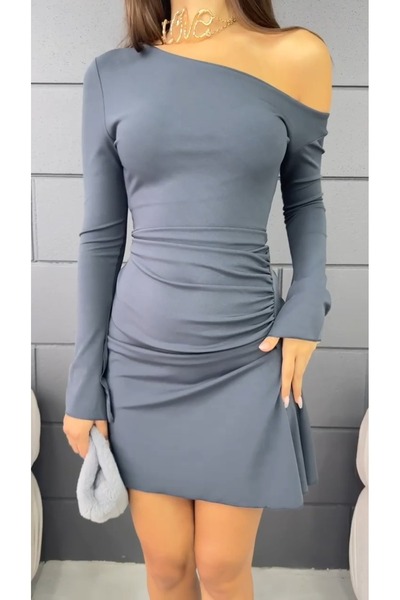 Fav Style Rochie mini cu mânecă lungă, cu decolteu asimetric și cu fantă adâncă, de culoare afumată
