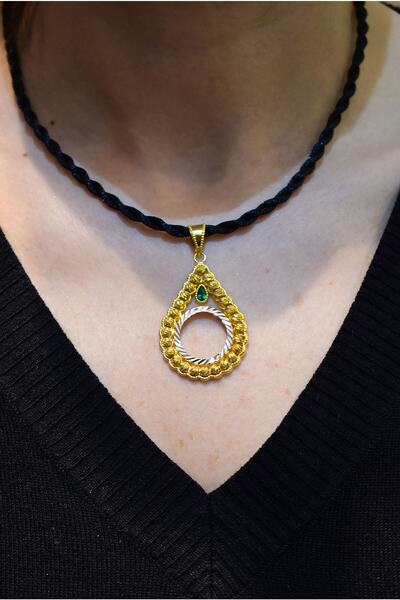 Yenigün Kuyumculuk 14 Ayar Altın Yeşil Taşlı Çeyrek Altın Çerçeveli Ipek Ipli Kolye