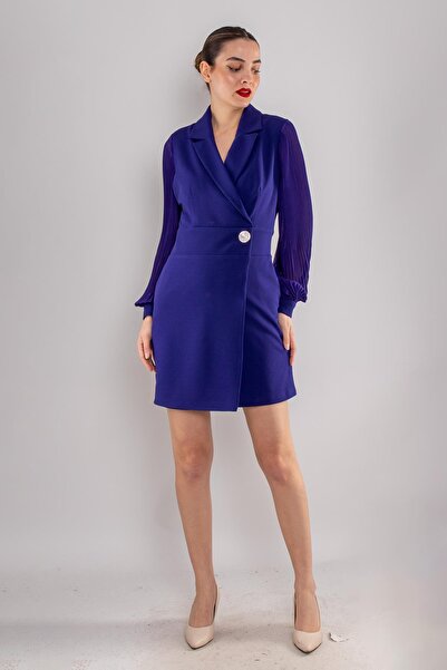 AYHAN 61891 Pilise Kol Kruvaze Yaka Broş Detay Kapaklı Kısa Krep Elbise