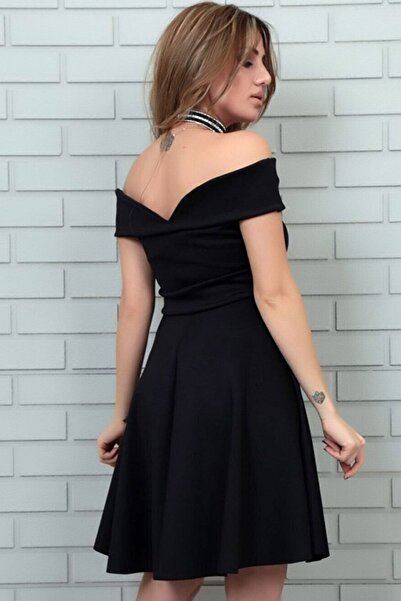 Ottawe Kayık Yaka Göğsü Açık Detaylı Bele Oturan Kloş Model Diz Boyunda Seksi Şık Esnek Kumaş Elbise