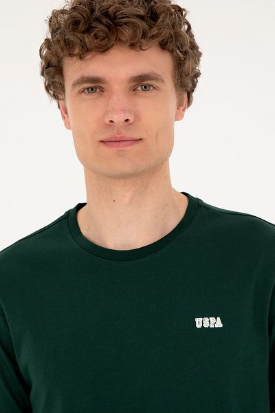 U.S. Polo Assn. تي شيرت رجالي ذو قصة عادية وياقة دائرية باللون الأخضر الداكن 50294290 -vr079