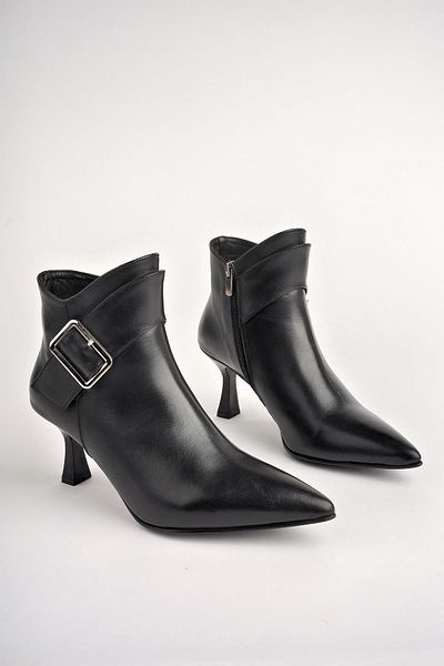 MUGGO Monica garantiert Damenstiefel aus echtem Leder mit Gürtel und Schnalle, detailliertem Reißverschluss und dünnem Absatz