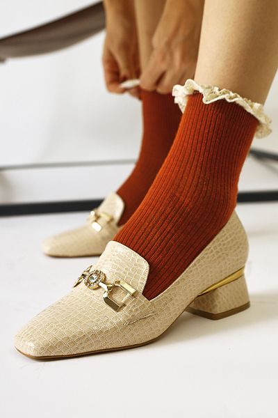 Limoya Bee Nude Crocodil Print Piele Cataramă Detaliată Blunt Toe Pantofi ocazional Femei Clasici Tocuri Înalte