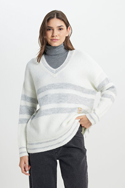 WRANGLER Relaxed Fit Geniş Kesim V Yaka Kadın Beyaz Don't Worry Logo Detaylı ...