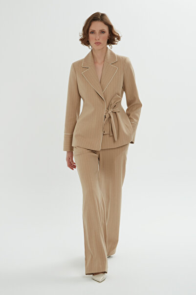GİZİA Sol Tarafı Bağcık Detaylı Çizgili Bej Ceket Pantolon Takım