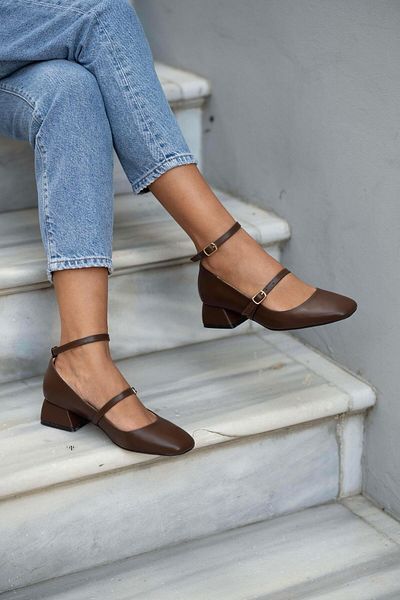 sovrana Short Heeled Blunt Toe Closed Back Belted Shoes Bitter Brown