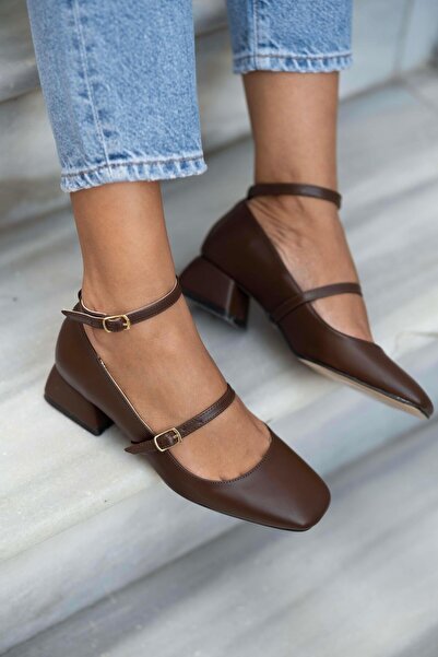 sovrana Short Heeled Blunt Toe Closed Back Belted Shoes Bitter Brown
