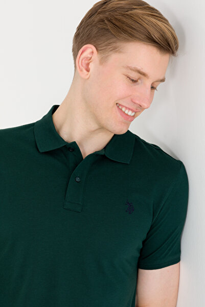 U.S. Polo Assn. تي شيرت أساسي بياقة بولو باللون الأخضر الداكن للرجال 50262933...