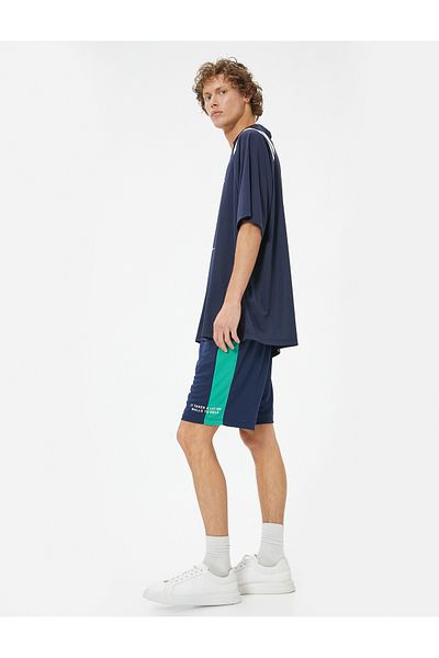 Koton Sportshorts mit Slogan-Aufdruck, Taillenschnürung, Streifendetail und Taschen