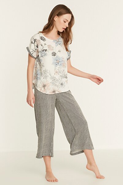 C&City Gemustertes Kurzarm-Pyjama-Set aus Viskose 9081 Ecru