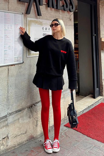 Swist Schwarzes Damen-Crop-Sweatshirt mit 3 Herzen und Piş-Nähten