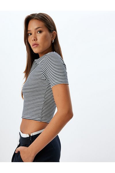 Koton Tricou crop slim cu gât polo - Detaliu cu jumătate de fermoar, mânecă scurtă