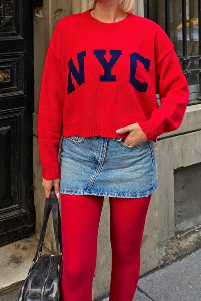 Swist Kırmızı Nyc Desenli Yırtık Detay Kadın Crop Triko Kazak