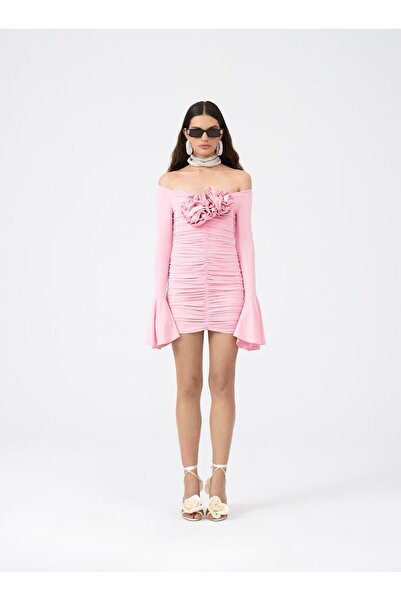 Elia Gül Detaylı Drapeli Pembe Mini Şık Gece Elbisesi