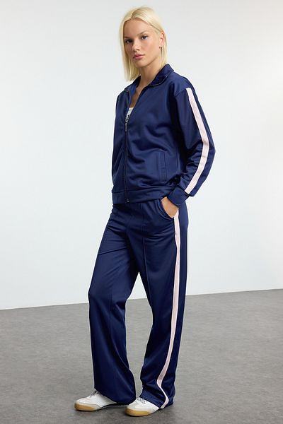Kolekcia Trendyol Súprava pletených teplákov v námorníckej modrej – kontrastný detail, strih Regular Fit, bežný pás Twoaw25Em00009