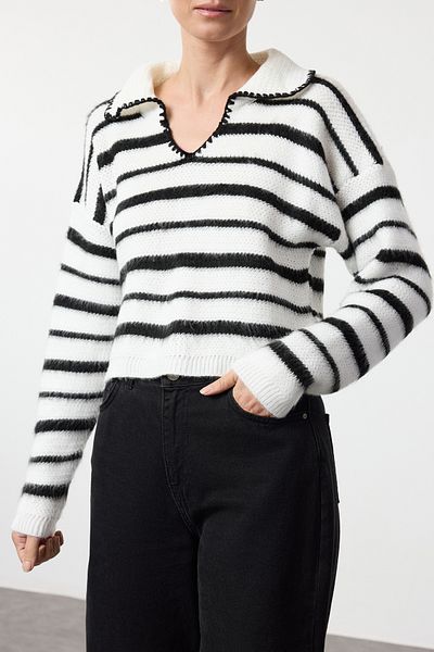 Edit by Trendyol Sweter z dzianiny w paski w kolorze ecru z kołnierzykiem polo - Tedaw25Kz00020