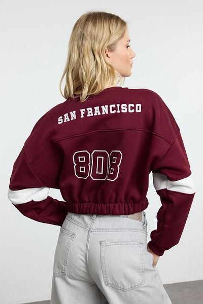 Trendyol Collection Hanorac din fleece bordeaux, cu croiala relaxată, broderie cu slogan - TWOAW25SW00232