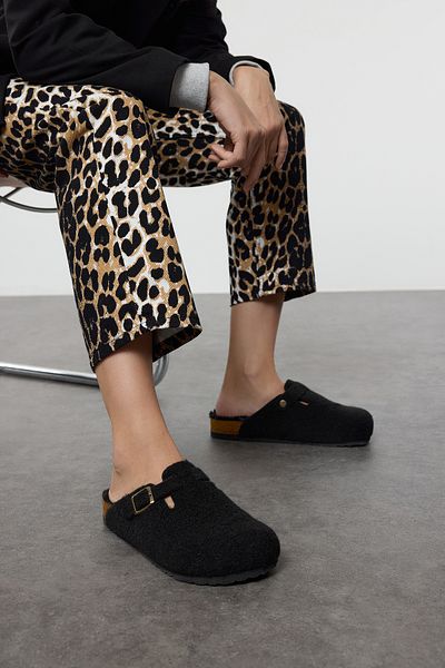 TRENDYOL SHOES Жіночі домашні капці Sabo на курковій підкладці чорного кольору TAKAW25ER00010