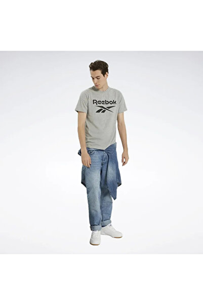 Reebok Ανδρικό μπλουζάκι με γκρι στρογγυλή λαιμόκοψη με λογότυπο Identity Stacked