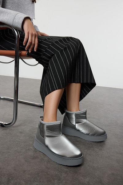 TRENDYOL SHOES Silberne, metallische, wasserabweisende, flache, pelzige Damenstiefel mit kurzem AbsatzTAKAW25BO00030