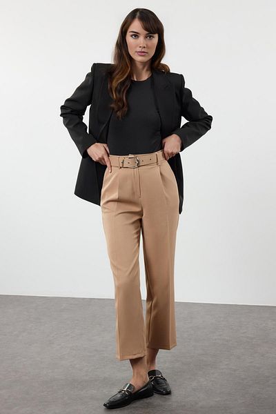 Trendyol Collection Beigefarbene, knöchellange Hose aus gewebtem Stoff mit Gürtel TWOAW25PL00043