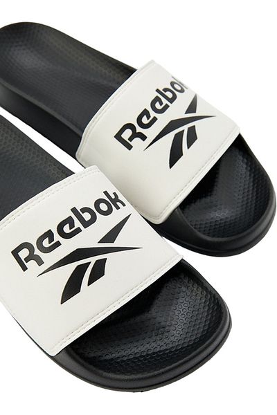 Reebok النعال الرياضية السوداء