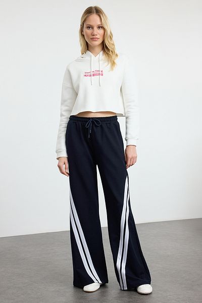 Trendyol Collection Tmavě tmavě modré sportovní tepláky s proužkovanými širokými nohavicemi - Thmaw25Ea00000