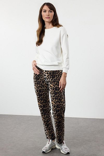 Trendyol Collection Ecrufarbenes – gestricktes Sweatshirt aus weichem Stoff, normale Passform TWOAW25SW00280