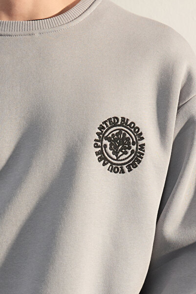 Trendyol Collection Fleece szürke virágos hímzett oversize pamut pulóver - TMNAW24sw00012