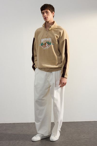 Trendyol Collection Unisex-Oversize-Fleece-Sweatshirt – Stehkragen, City-Stickerei, Anti-Pilling TMNAW24SW00034