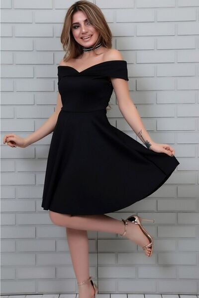 Ottawe Kayık Yaka Göğsü Açık Detaylı Bele Oturan Kloş Model Diz Boyunda Seksi Şık Esnek Kumaş Elbise