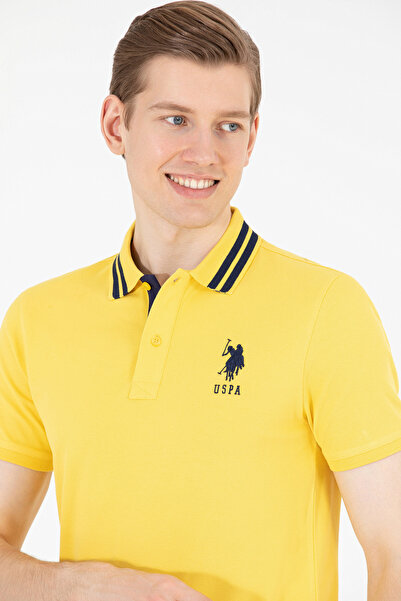 U.S. Polo Assn. تي شيرت رجالي ذو رقبة بولو أساسي باللون الأصفر الداكن 5026300...