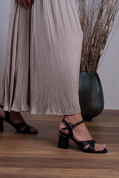 sovrana Metal Detailed Cross Strap Heeled Shoes Black