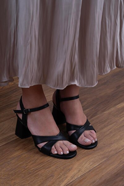 sovrana Metal Detailed Cross Strap Heeled Shoes Black