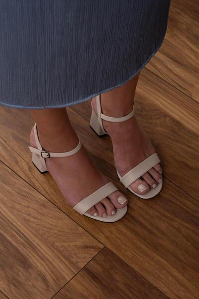 sovrana Παπούτσια με μονό λουρί με τακούνι με μεταλλική λεπτομέρεια σε μπεζ χρώμα