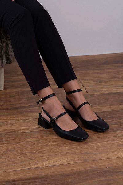 sovrana Short Heeled Blunt Toe Belted Shoes Black