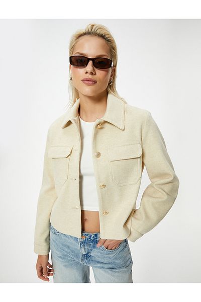 Koton Mit goldenen Knöpfen - geprägte Kurzjacke, Hemdkragen und Pattentaschendetail