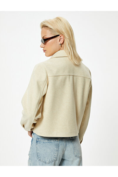 Koton Mit goldenen Knöpfen - geprägte Kurzjacke, Hemdkragen und Pattentaschendetail