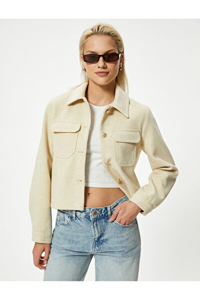 Koton Mit goldenen Knöpfen - geprägte Kurzjacke, Hemdkragen und Pattentaschendetail