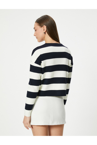 Koton Strickjacke mit Rundhalsausschnitt – geknöpft und mit weicher Textur