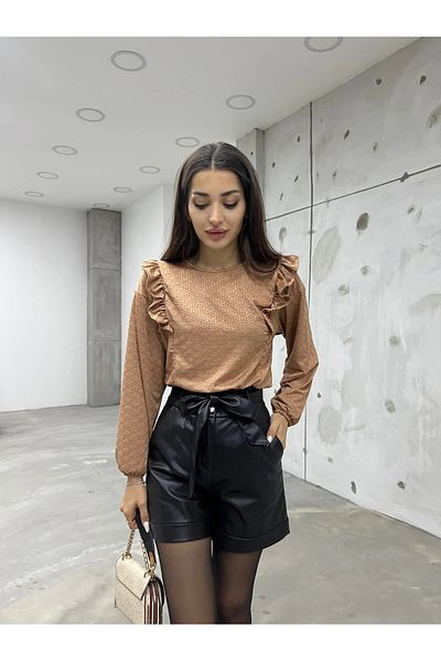 Fav Style Bluză Camel Crop - mânecă lungă, detaliu umăr cu volan, gât crew, talie elastică