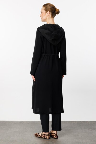 Micca Yan Fermuar ve Garni Detaylı Zor Kırışan Nefes Alan Özel Dokuma Tam Boy Zamansız Kap-Siyah