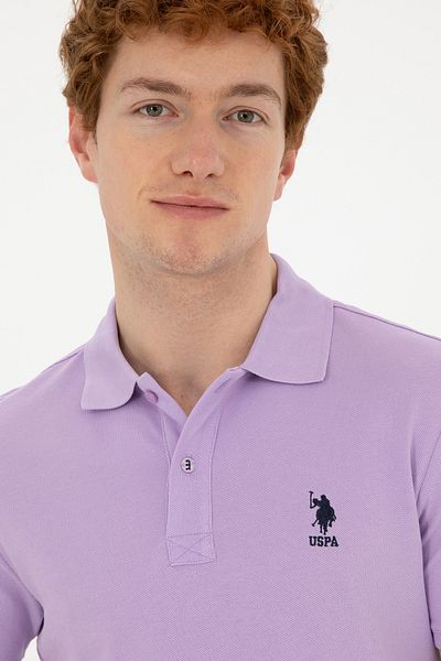 U.S. Polo Assn. تي شيرت رجالي بقصة ضيقة وياقة بولو أرجواني أساسي 50279613 -vr034