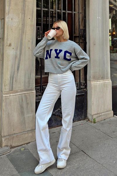 Swist Grauer Nyc-gemusterter Damen-Crop-Strickpullover mit zerrissenem Detail