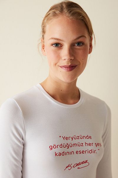 Penti Biely top s dlhým rukávom s potlačou sloganu